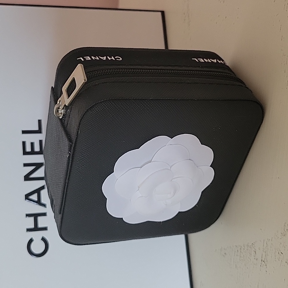 Authentic CHANEL ribbon Embellished jewelry box - Picture 4 of 6